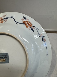 A pair of Chinese verte-Imari 'The Yang family female generals 楊門女將' dishes, Kangxi