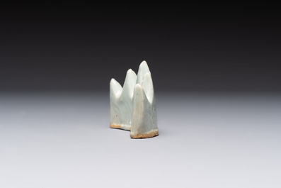 Six Chinese porcelain and glass brush rests, 19/20th C.