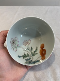 A fine Chinese famille rose bowl with floral design, Yongzheng mark, 20th C.