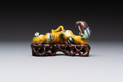 Six Chinese porcelain and glass brush rests, 19/20th C.