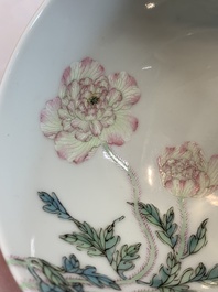 A fine Chinese famille rose bowl with floral design, Yongzheng mark, 20th C.