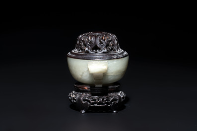 A Chinese white jade bowl with ruyi-shaped handles, wooden cover and stand, 18/19th C.