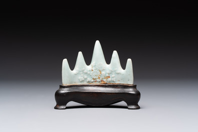 Six Chinese porcelain and glass brush rests, 19/20th C.