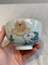 A fine Chinese famille rose bowl with floral design, Yongzheng mark, 20th C.