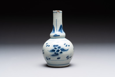 Four Chinese blue and white wares for the Vietnamese market, chơi ngọc 玩玉 and Jiaqing mark, 19th C.
