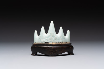 Six Chinese porcelain and glass brush rests, 19/20th C.