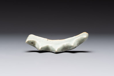Six Chinese porcelain and glass brush rests, 19/20th C.