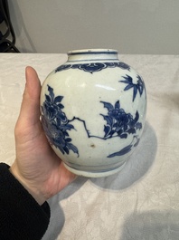 A Chinese blue and white 'dragon' plate and a 'floral' jarlet, Yongzheng mark, 17/18th C.