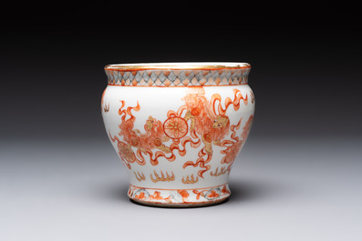 A Chinese Thai market 'Buddhist lions' vessel and an offering tazza, 19th C.