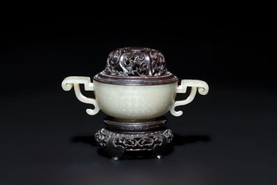 A Chinese white jade bowl with ruyi-shaped handles, wooden cover and stand, 18/19th C.