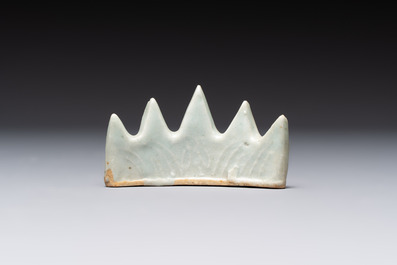 Six Chinese porcelain and glass brush rests, 19/20th C.