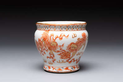 A Chinese Thai market 'Buddhist lions' vessel and an offering tazza, 19th C.