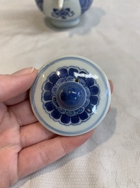 A Chinese blue and white ewer and cover, Kangxi