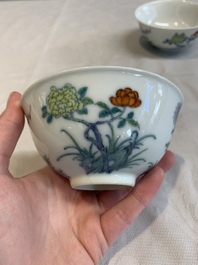 A pair of Chinese doucai bowls with floral design, Yu Qing Tang 玉慶堂製 mark, 19th C.