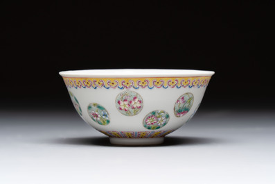 Four Chinese famille rose bowls and a blue and white bowl, Guangxu mark, 19/20th C.