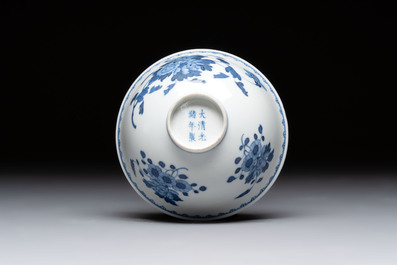 Four Chinese famille rose bowls and a blue and white bowl, Guangxu mark, 19/20th C.
