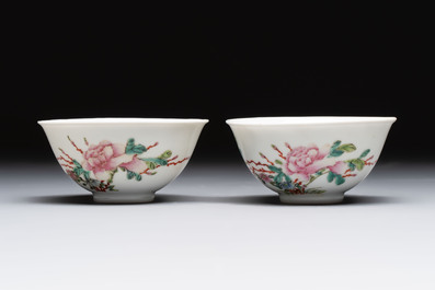Four Chinese famille rose bowls and a blue and white bowl, Guangxu mark, 19/20th C.