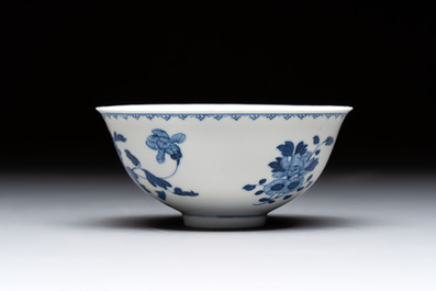 Four Chinese famille rose bowls and a blue and white bowl, Guangxu mark, 19/20th C.