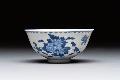 Four Chinese famille rose bowls and a blue and white bowl, Guangxu mark, 19/20th C.