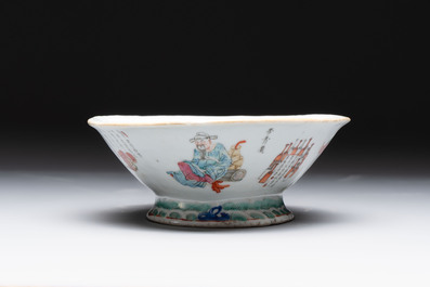A pair of Chinese famille rose ''Wu Shuang Pu' tazzas, 19th C.
