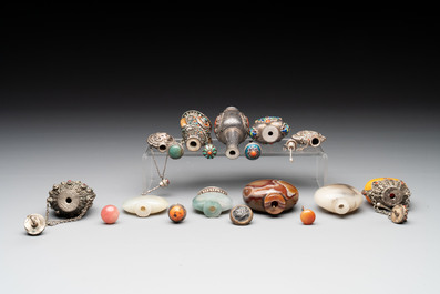 A collection of 13 Chinese snuff bottles, 19/20th C.
