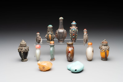 A collection of 13 Chinese snuff bottles, 19/20th C.