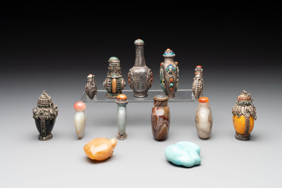 A collection of 13 Chinese snuff bottles, 19/20th C.