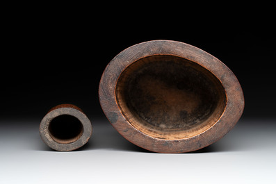 Two Chinese carved bamboo brush pots and an ink stone with wooden cover and stand, signed He Xuanting 何選廷 and Dian Liangbi 典良弼, 19th C.