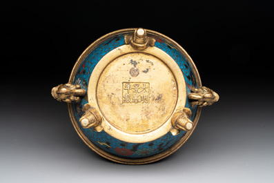 A fine and rare Chinese gilt cloisonn&eacute; tripod censer with floral design and 'luduan' handles, Jingtai mark, 17th C.