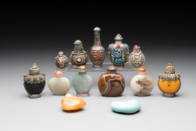 A collection of 13 Chinese snuff bottles, 19/20th C.