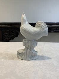 A pair of Chinese Dehua blanc de Chine models of roosters, 18th C.