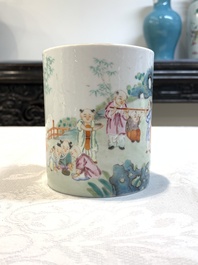 A Chinese famille rose 'shou' plate and a '100 boys' brush pot, Guangxu mark, 20th C.