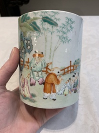 A Chinese famille rose 'shou' plate and a '100 boys' brush pot, Guangxu mark, 20th C.