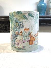 A Chinese famille rose 'shou' plate and a '100 boys' brush pot, Guangxu mark, 20th C.