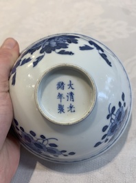 Four Chinese famille rose bowls and a blue and white bowl, Guangxu mark, 19/20th C.