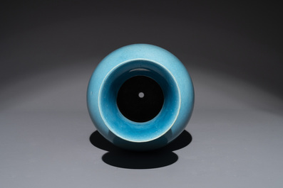 A Chinese turquoise-glazed vase, 19th C.