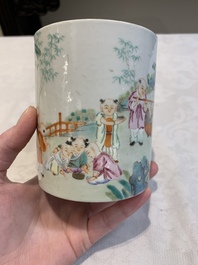 A Chinese famille rose 'shou' plate and a '100 boys' brush pot, Guangxu mark, 20th C.