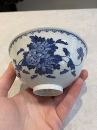 Four Chinese famille rose bowls and a blue and white bowl, Guangxu mark, 19/20th C.