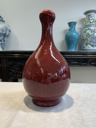 A Chinese flamb&eacute;-glazed garlic-mouth vase, Qianlong mark, 19/20th C.