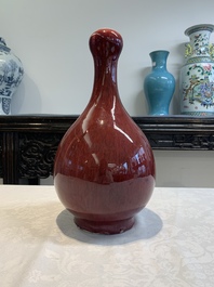 A Chinese flamb&eacute;-glazed garlic-mouth vase, Qianlong mark, 19/20th C.