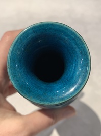 A Chinese turquoise-glazed vase, 18/19th C.