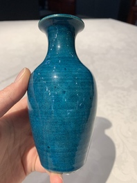 A Chinese turquoise-glazed vase, 18/19th C.