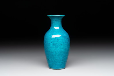 A Chinese turquoise-glazed vase, 18/19th C.