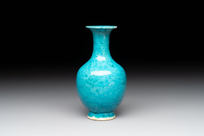 A Chinese turquoise-glazed vase, 18th C.