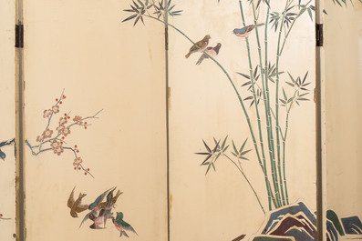 A Chinese polychrome lacquered wooden eight-panel folding screen with a pond scene, 19/20th C.