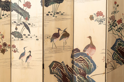 A Chinese polychrome lacquered wooden eight-panel folding screen with a pond scene, 19/20th C.