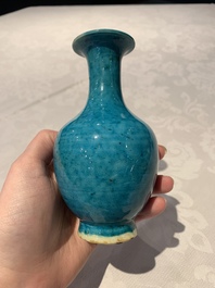 A Chinese turquoise-glazed vase, 18th C.