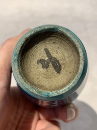 A Chinese turquoise-glazed vase, 18/19th C.