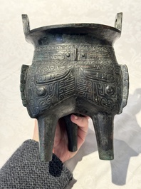 A Chinese archaic bronze tripod food vessel, 'li 鬲', Western Zhou