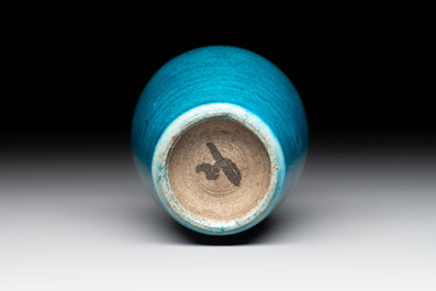 A Chinese turquoise-glazed vase, 18/19th C.
